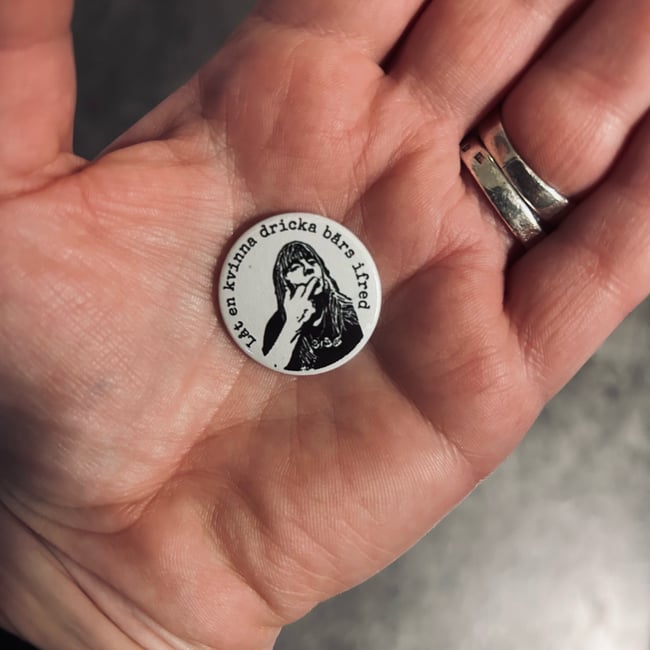 Pin - Låt en kvinna dricka bärs