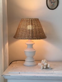 Image 6 of Lampe d’appoint en bois blanc et abat-jour rotin