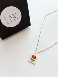 Collier fleur rouge tissé en perles