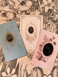 Image 1 of Trois petites photos colodion, bleu, rose et blanche, début 1900