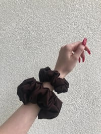 Image 4 of SCRUNCHIE OVERSIZED + STANDARD CHOCOLATE