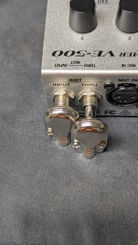 Image 3 of StompDocs Tiny Gold 1/4″ TS right angled connector by Eminence