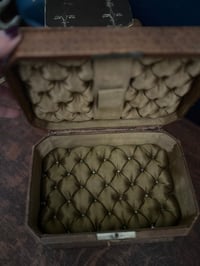 Image 11 of Superbe boîte à bijoux en cuir, soie capitonnée bronze, fin XIXème s.