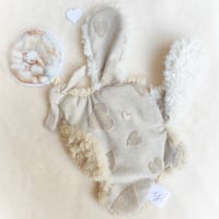 Image 1 of Inséparable Cœurs Texturés 🤎 et sa Lune Lapin endormi 🐇