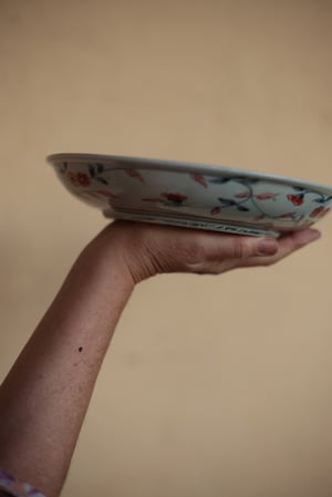 Image of Teller, vermutlich chinesisch, rot-schwarzblau mit gold, handbemalt