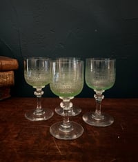 Image 2 of 4 verres à liqueur en ouraline (cristal enrichi en uranium) du début 1900