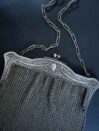 Image 3 of Sac aumônière en plaqué argent du XIXème siècle, avec anse en chaîne.