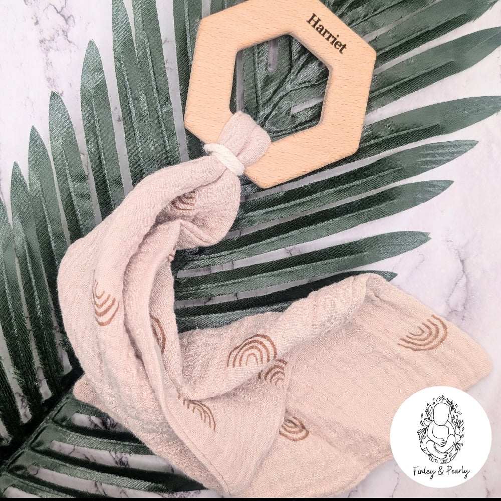 MUSLIN: Mini Muslin With Engraved Hexagon Teether