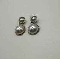 Double round pearl earring