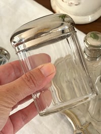 Image 4 of Ensemble ancien de flacons de toilette