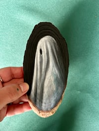 Image 3 of Fantasma perfil sobre rodaja de madera 