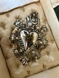Image 3 of Ex-voto en forme de cœur sacré GR (pour Grâce rendue) en métal plaqué argent!  XIX eme siècle