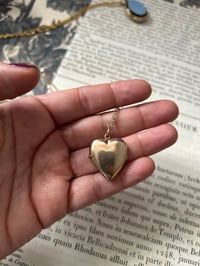 Image 4 of Beau porte-photo plaqué or en forme de cœur, époque Art Déco (1910)