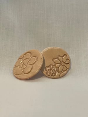 Image of Pendientes flor grabada 