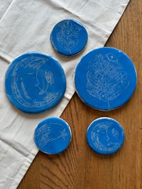 Image 3 of Grand sous-plat Plume Céramique 🌟