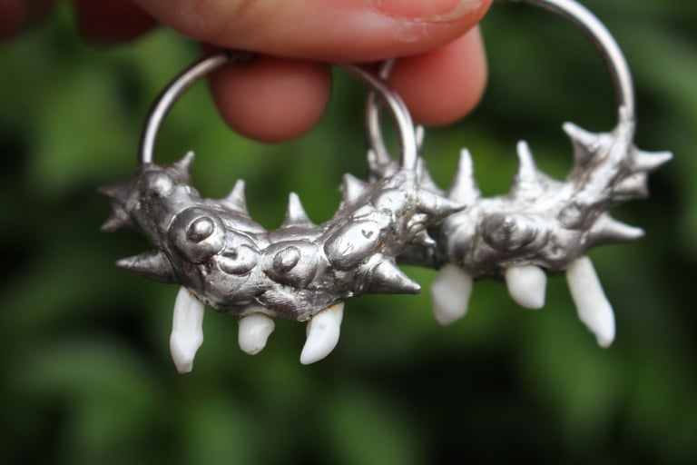 Dead good fox teeth hoop earrings Image 3