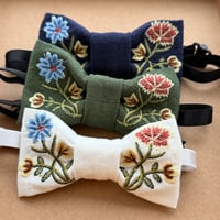 Image 4 of Tversoversløyfe og slips med bunadsbroderi Nordland