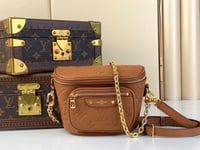 Image 7 of Bum bags (click to browse)