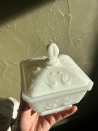 Image 8 of Boîte en opaline, décor de chimères et feuilles d’acanthes, 1950