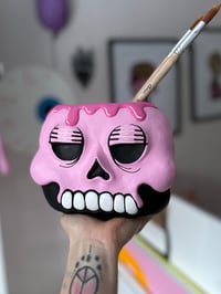 Image 2 of Skull vase pink 