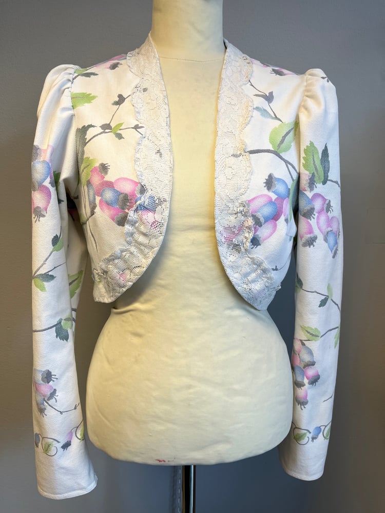 Image of Bolero jakke med blomster (xs/s)