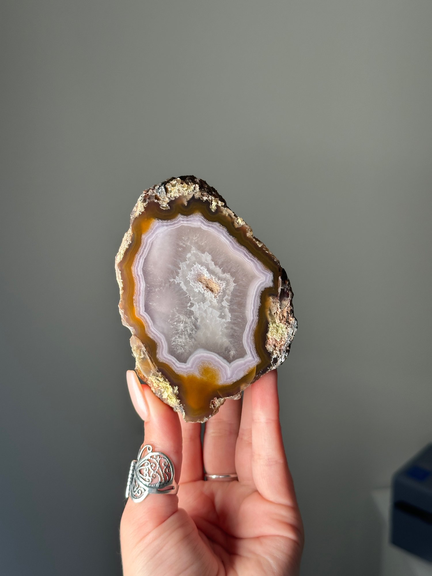 LAVENDER AND WHITE QUARTZY LAGUNA AGATE FROM MEXICO