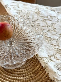 Image 2 of Coupe sur pied - verre moulé