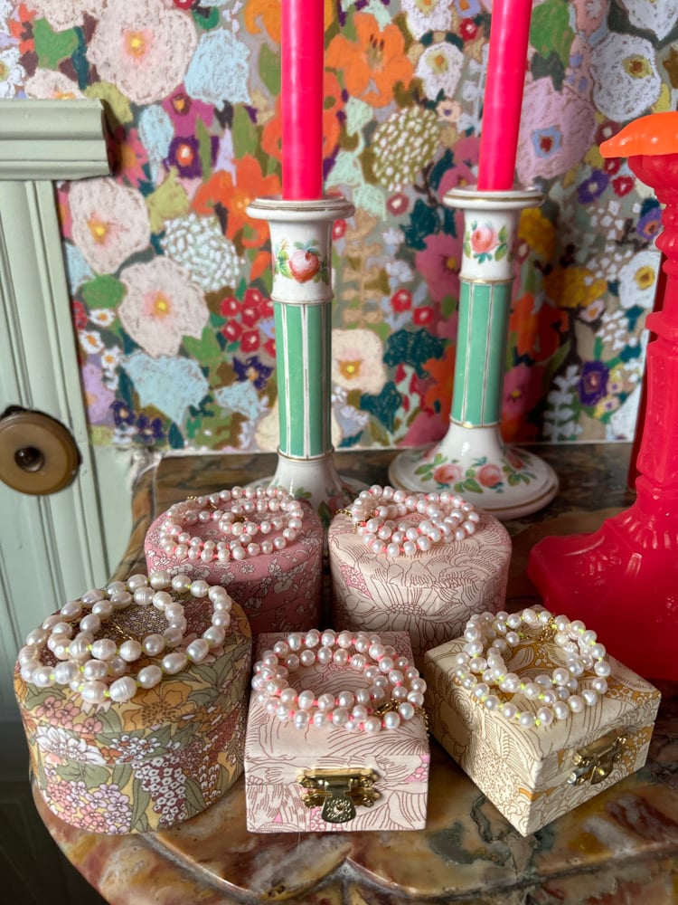 Image of Colliers en perles d’eau douce et en pierres naturelles dans leurs écrins en Liberty 