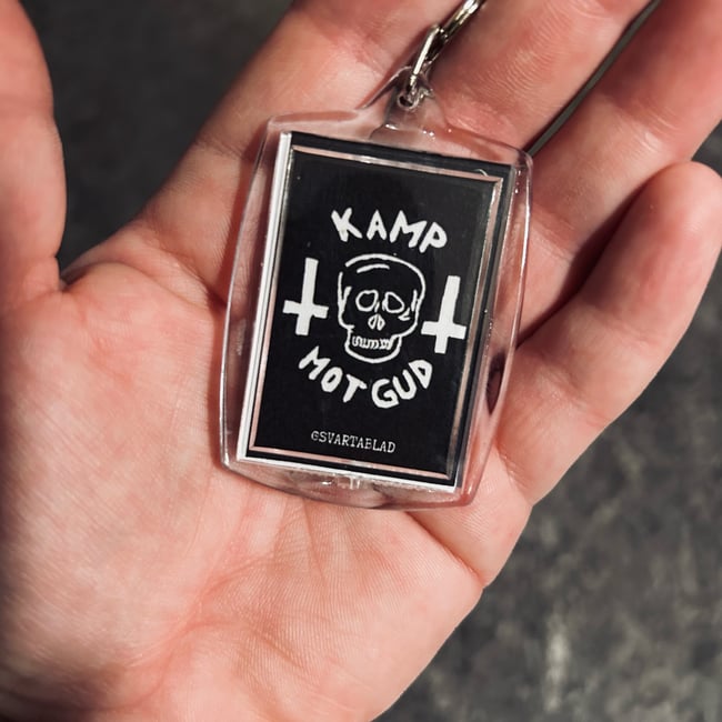 Nyckelring - Kamp mot gud (vit/svart)