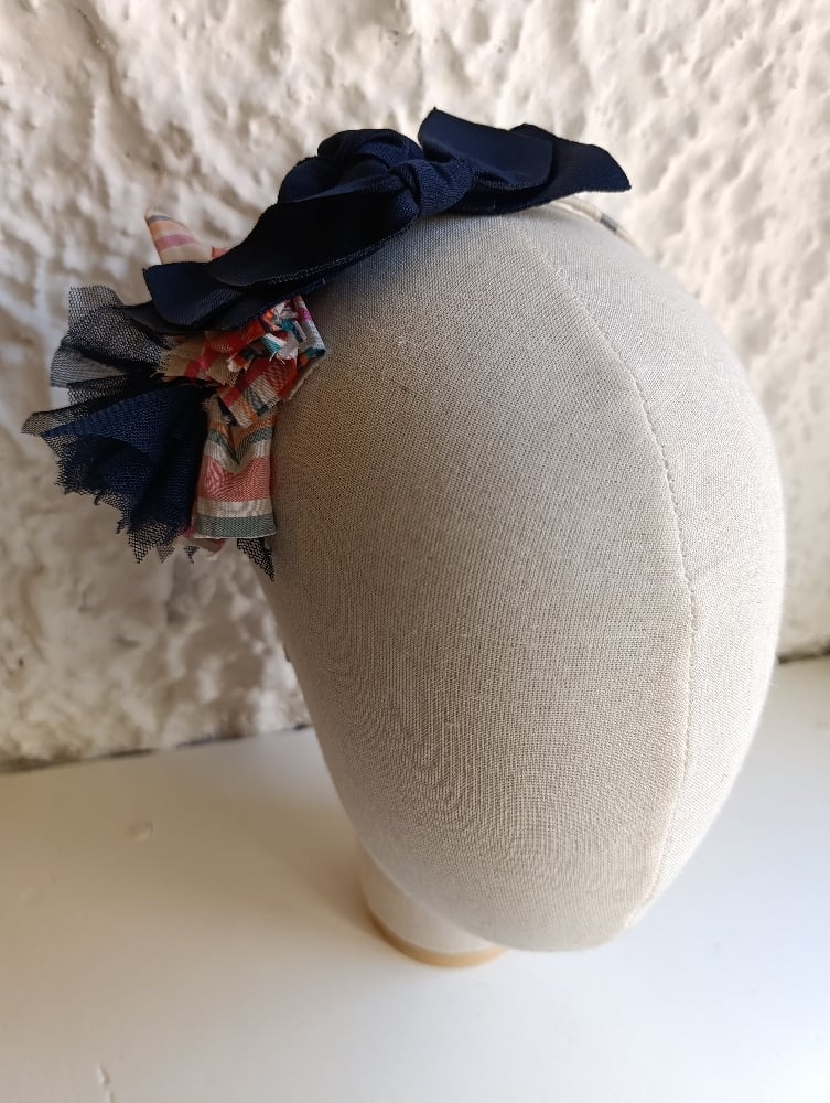 Image of Cerchietto frufru laterale blu e fantasia 