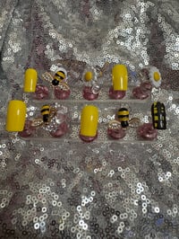Image 2 of  Bee 🐝 flower 🌼3d gel press,on nails 