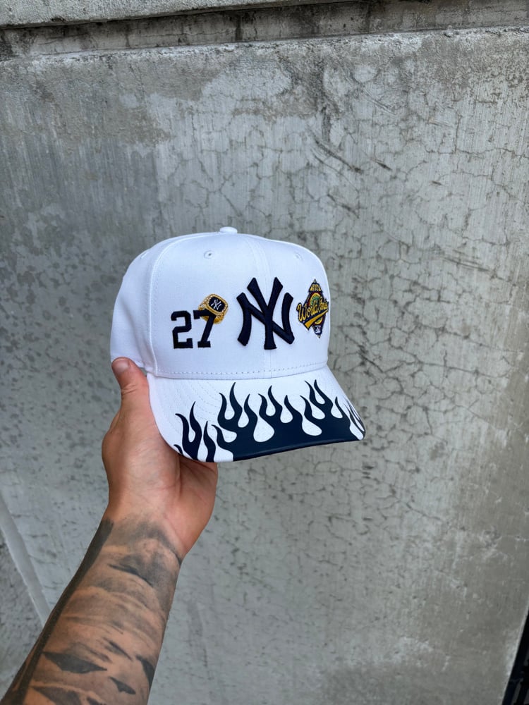 Image of WHITE NAVY PATCHED UP NEW YORK YANKEES CUSTOM SNAPBACK