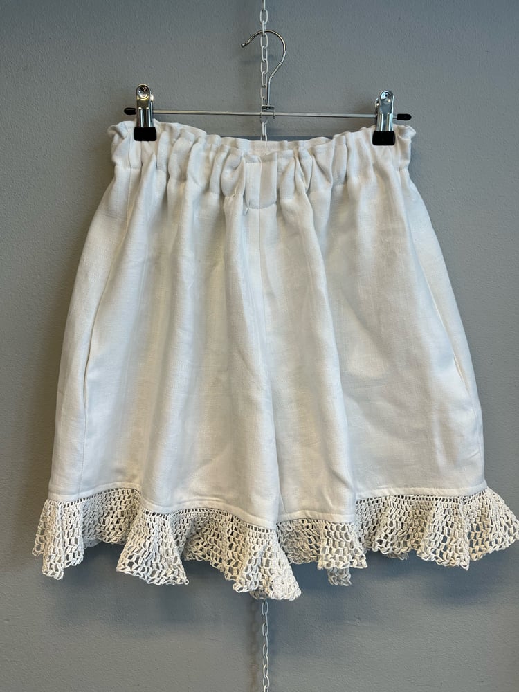 Image of Hvide shorts med blondekant (xs-m)