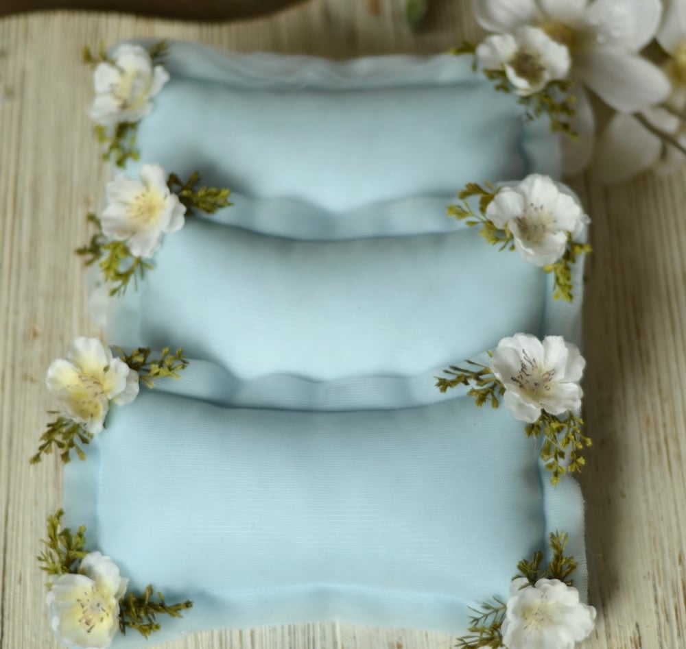Image of Tulle pillow and flowers