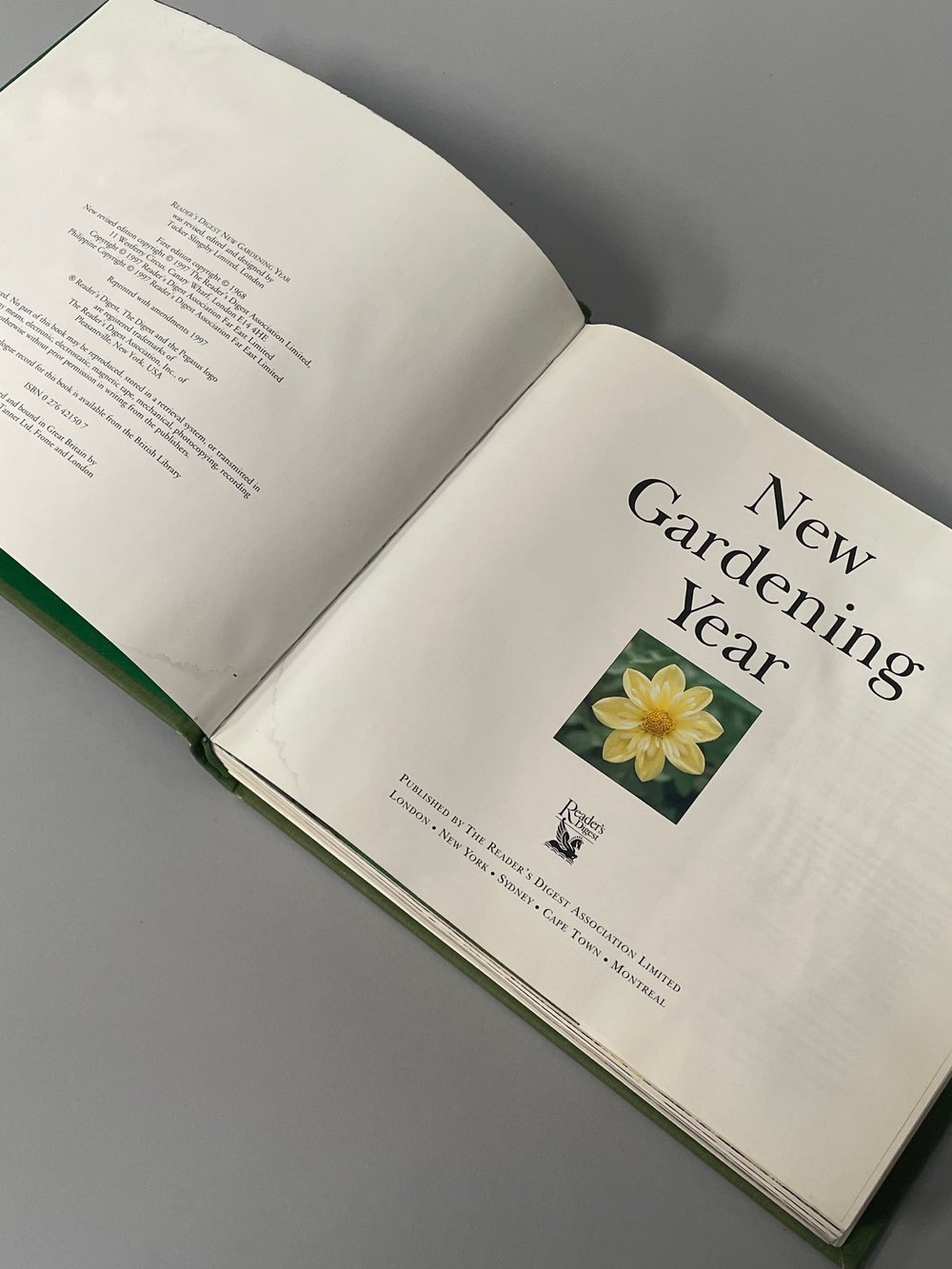 New gardening year by Readers Digest, Gardeners book 