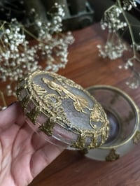 Image 8 of Magnifique boîte ronde en cristal texturé et laiton doré, de style empire, fin XIXe.