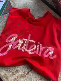Image 7 of Camiseta bordada a man. GAITEIRA vermella. Varias tallas. Corte unisex.