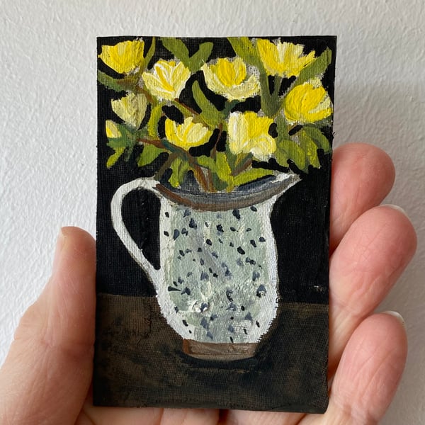 Image of yellow roses in a speckled jug