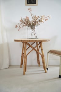 Image 2 of Petite table en rotin