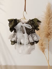 Image 7 of Photo prop newborn set - Livia - body-dress with headband (green-off white)