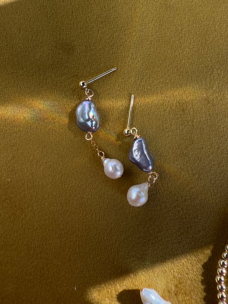 Image of Mauve keshi baroque post earrings