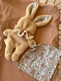 Image 1 of DOUDOU LAPIN CORPS MOU ET SON LANGE MOTIF BOUQUET D’AUTOMNE