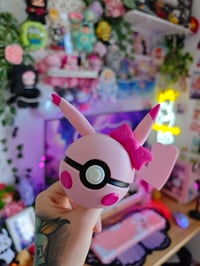 Image 1 of Pokeball Pikachu hembra rosa