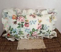 Image 4 of Coussin volanté " les roses de Louise "