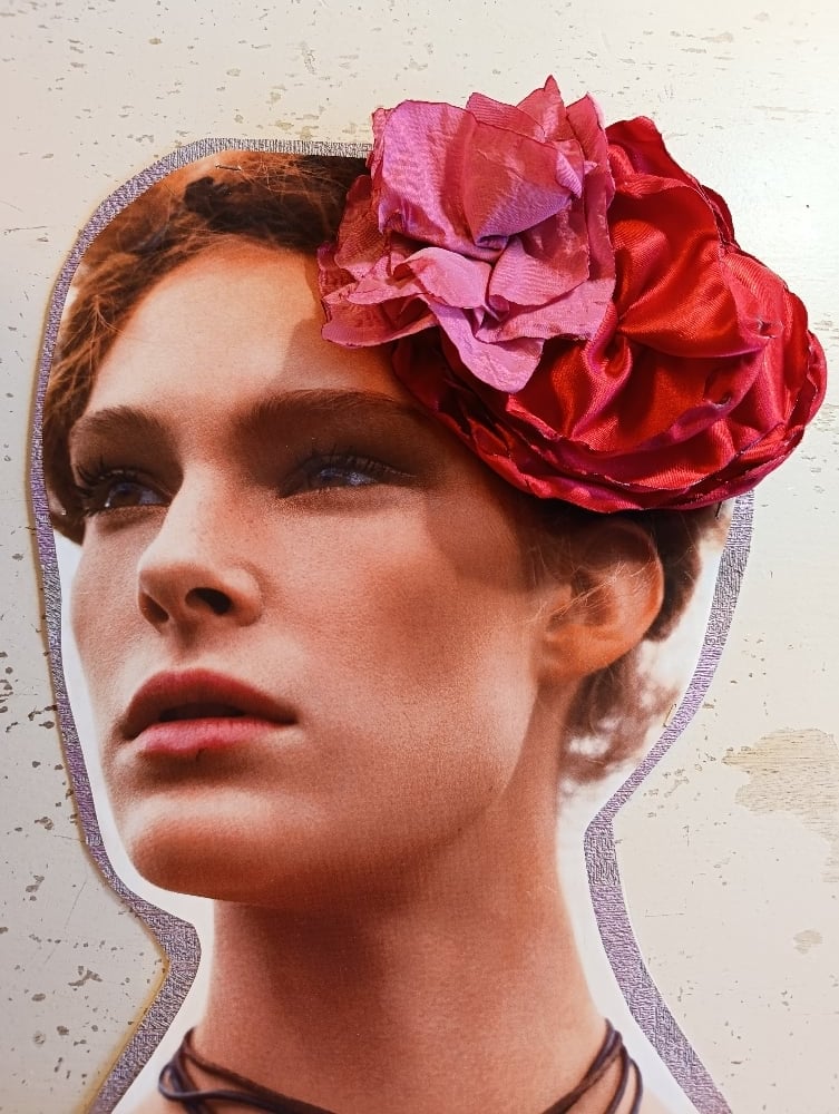 Image of Fermaglio floreale rosso/rosa