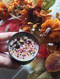 Vela pastel de calabaza y canela con piedras ojo de tigre