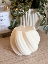 Decorative swirl candle 
