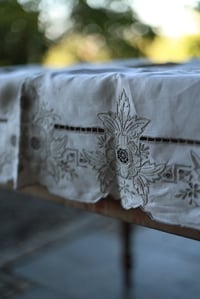 Image 4 of 1 Tischdecke mit grauer Spitze