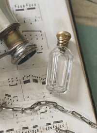 Image 1 of Flacon, fiole de parfum ou de sels du 19ème siècle, bouchon en métal argenté, verre biseauté 