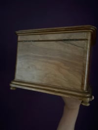 Image 13 of Incroyable coffre à bijoux en chêne massif, velours et soie lie de vin , XIXème siècle.